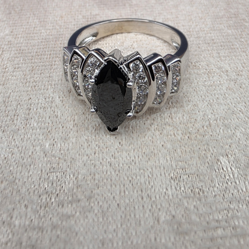 Elegant Silver and Black Onyx  Ring (1152)